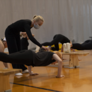 Valmentaja opastaa aerobiccaajia punneruksessa