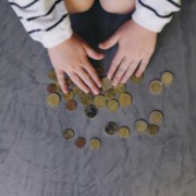 Kolikoita levitettynä maahan