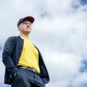 Riku Nieminen pilvinen taivas taustalla