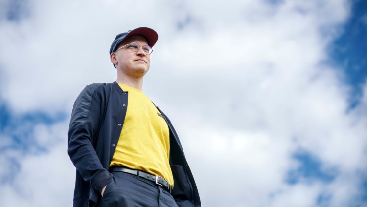 Riku Nieminen pilvinen taivas taustalla