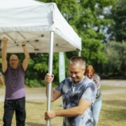 Iloiset tapahtumarakentajat kantavat katosta