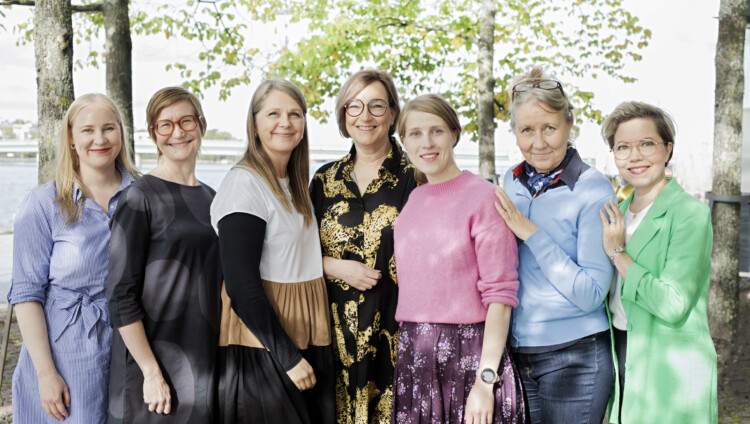 Seitsemän Työelämän mielenterveys yksikön asiantuntijaa ryhmäkuvassa