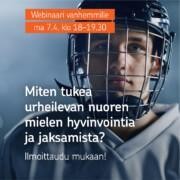 Jääkiekkoileva nuori katsoo suoraan kameraan kypärän silmikoiden välistä.
