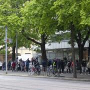 Kuvassa ihmisiä jonottamassa ruoka-apuun Helsingin Harjussa 29.5.2025