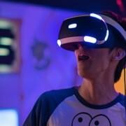 Poika VR-lasit päässä